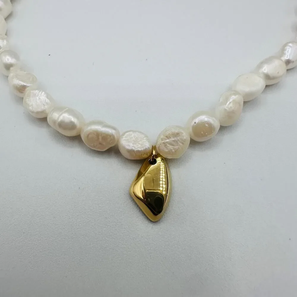 Unbranded 18k gold